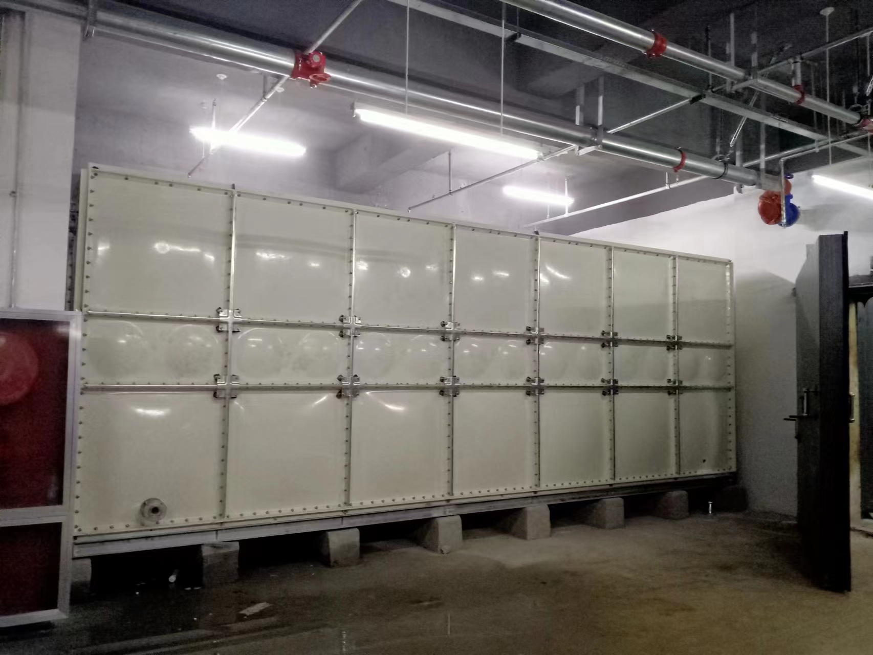 現(xiàn)場(chǎng)簡(jiǎn)單的識(shí)別玻璃鋼水箱好壞的方法?